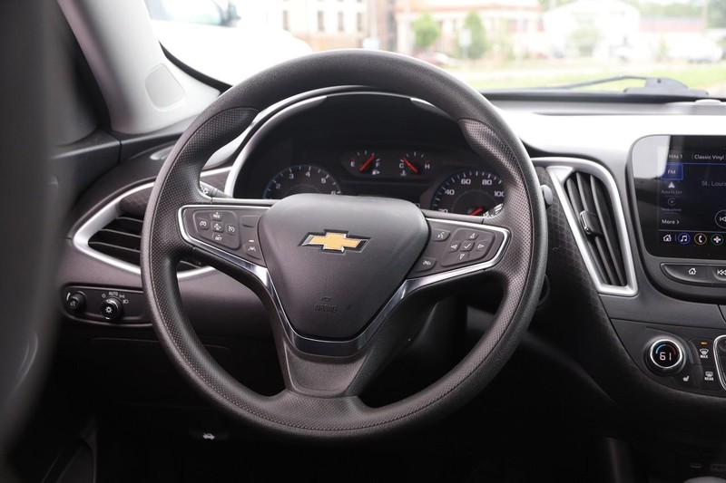 Chevrolet Malibu Vehicle Image 22