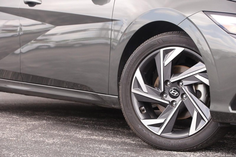 Hyundai Elantra Vehicle Image 03