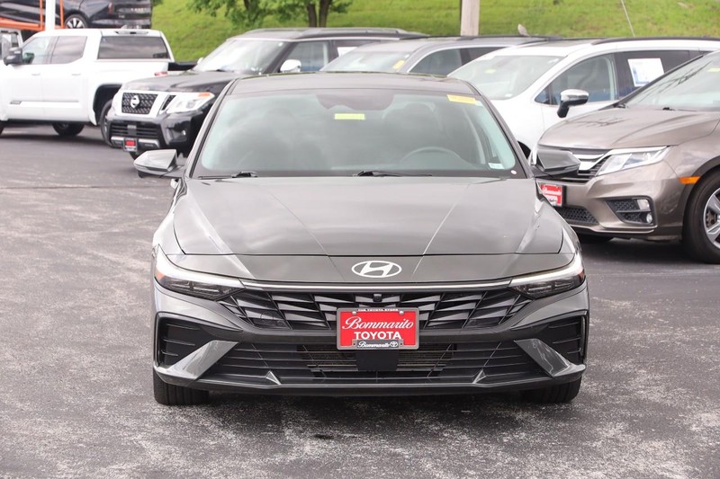 Hyundai Elantra Vehicle Image 04