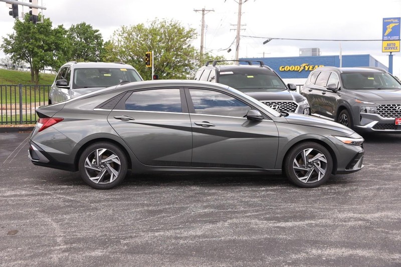 Hyundai Elantra Vehicle Image 05