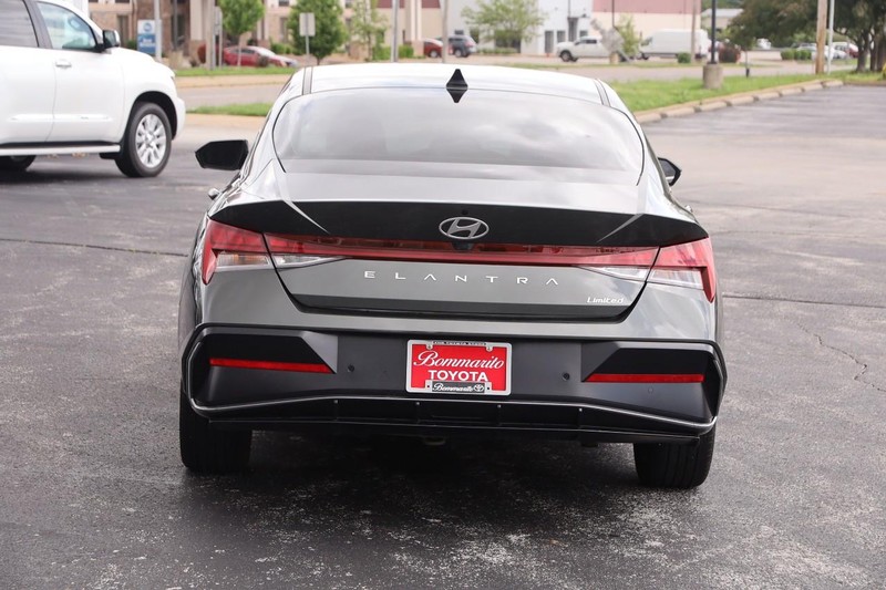 Hyundai Elantra Vehicle Image 06