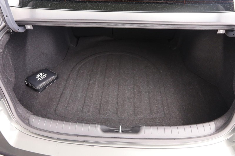 Hyundai Elantra Vehicle Image 07