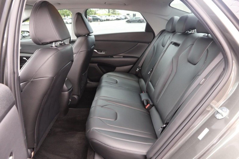Hyundai Elantra Vehicle Image 10