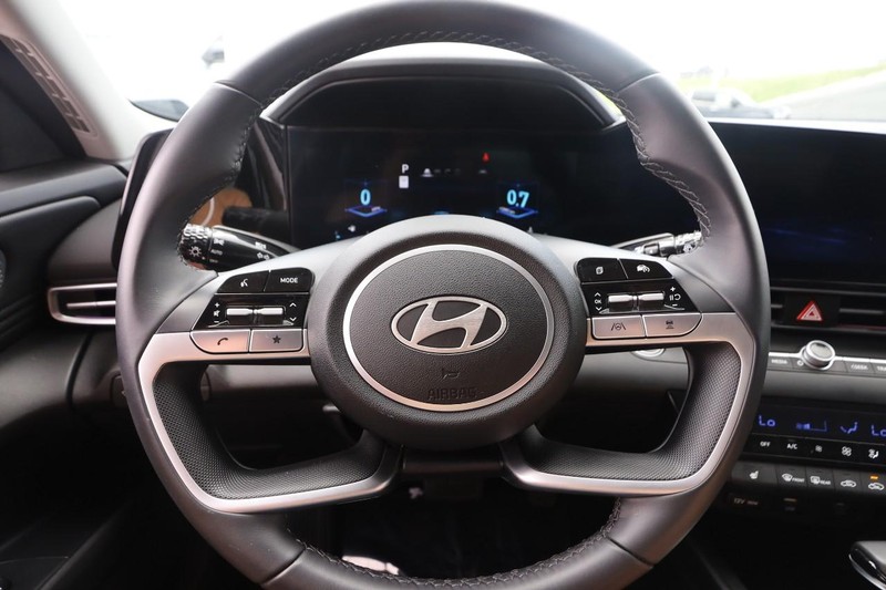 Hyundai Elantra Vehicle Image 11