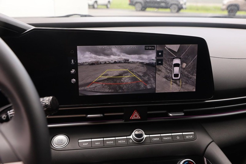 Hyundai Elantra Vehicle Image 17