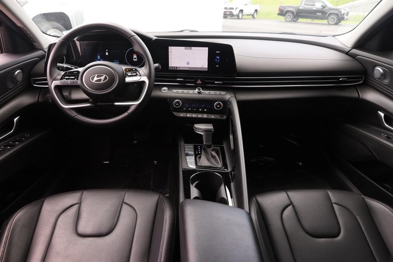 Hyundai Elantra Vehicle Image 21