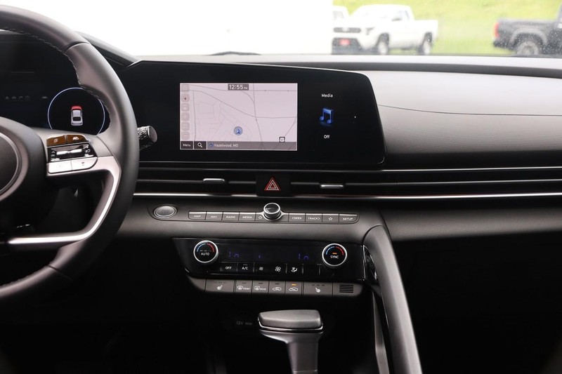 Hyundai Elantra Vehicle Image 24