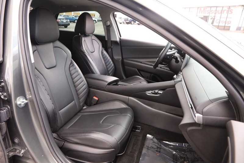 Hyundai Elantra Vehicle Image 26
