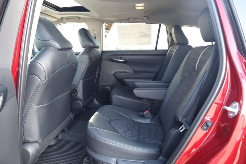 Toyota Highlander Vehicle Image 24