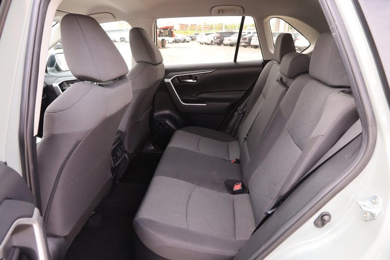 Toyota RAV4 Vehicle Image 09