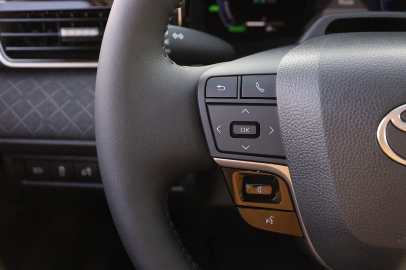 Toyota Camry Vehicle Image 12