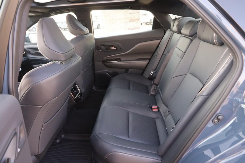 Toyota Crown Vehicle Image 10