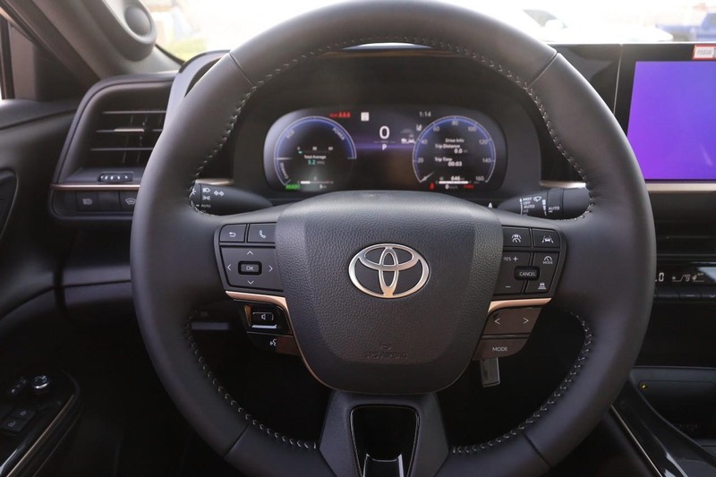 Toyota Crown Vehicle Image 11