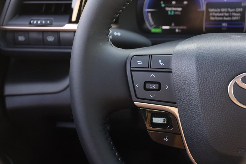 Toyota Crown Vehicle Image 12