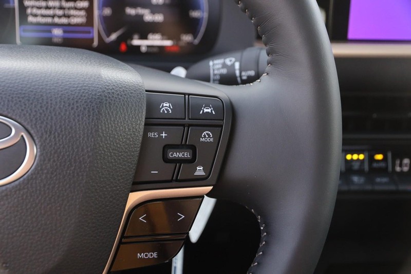Toyota Crown Vehicle Image 13