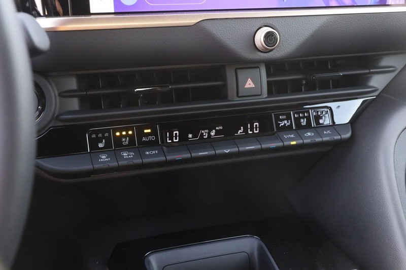 Toyota Crown Vehicle Image 17