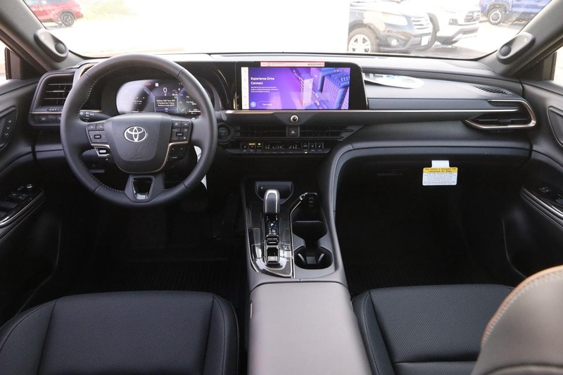 Toyota Crown Vehicle Image 21