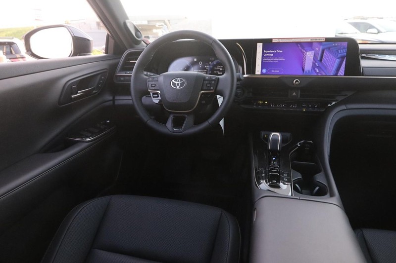 Toyota Crown Vehicle Image 22