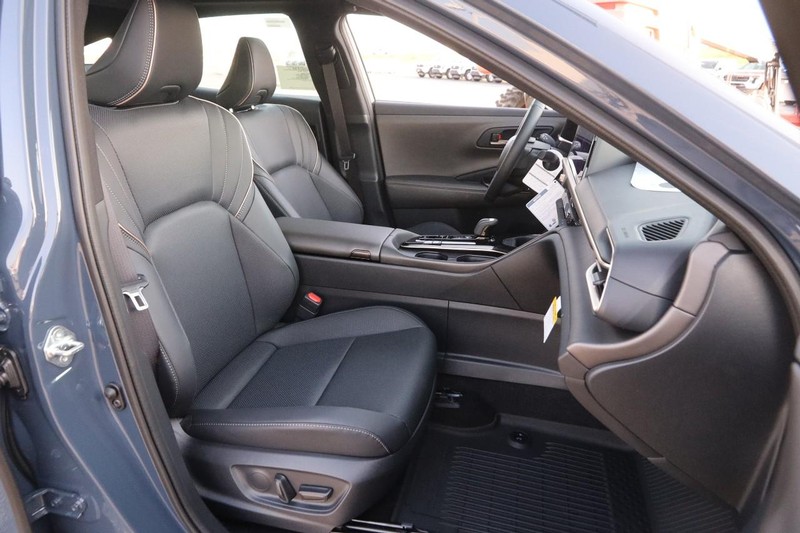 Toyota Crown Vehicle Image 26