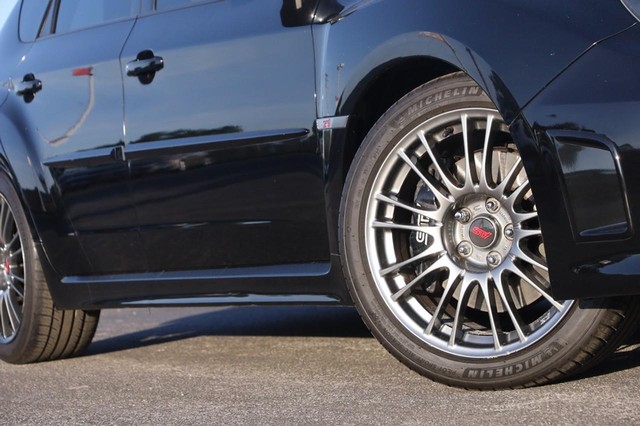 Subaru Impreza Wagon WRX Vehicle Full-screen Gallery Image 03