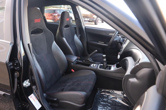 Subaru Impreza Wagon WRX Vehicle Full-screen Gallery Image 26