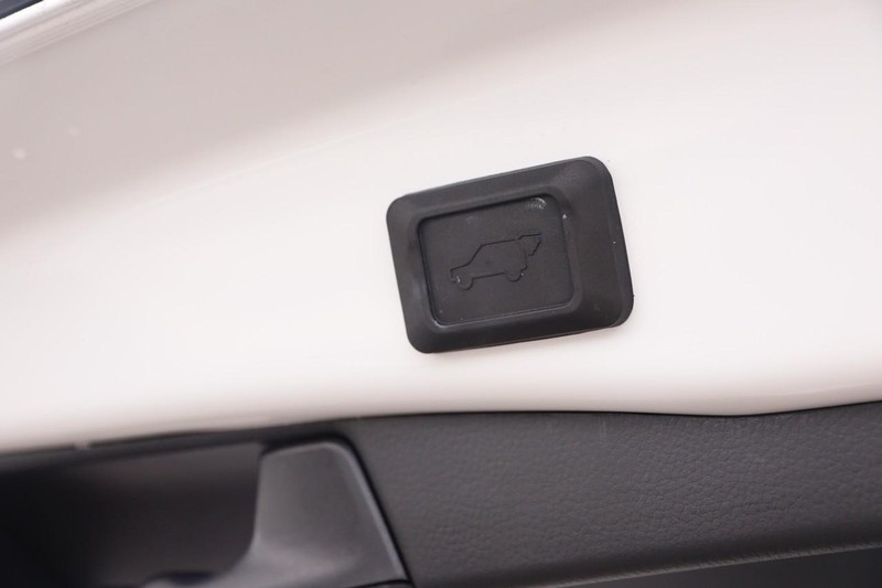 Toyota RAV4 Vehicle Image 08
