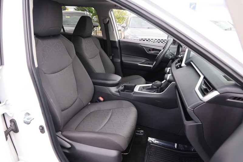 Toyota RAV4 Vehicle Image 23