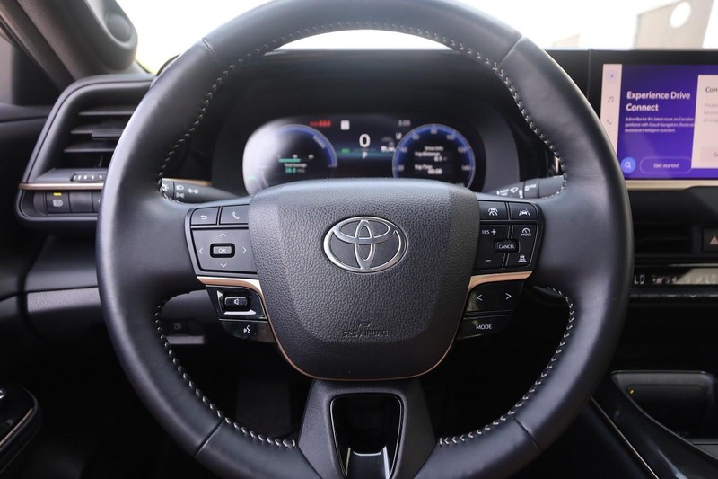 Toyota Crown Vehicle Image 10