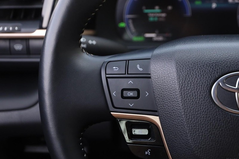Toyota Crown Vehicle Image 11
