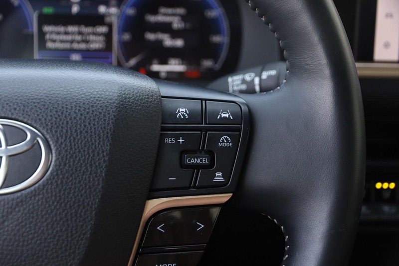 Toyota Crown Vehicle Image 12