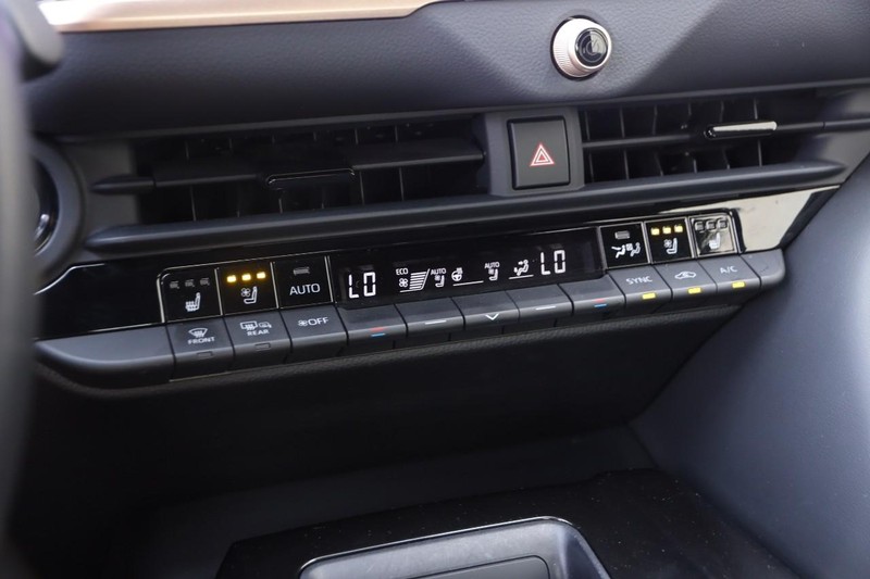 Toyota Crown Vehicle Image 17
