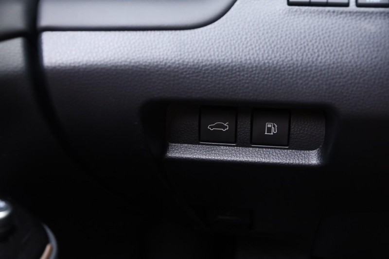 Toyota Crown Vehicle Image 20