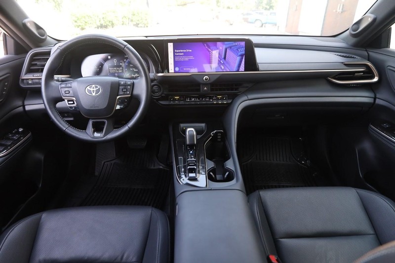 Toyota Crown Vehicle Image 21