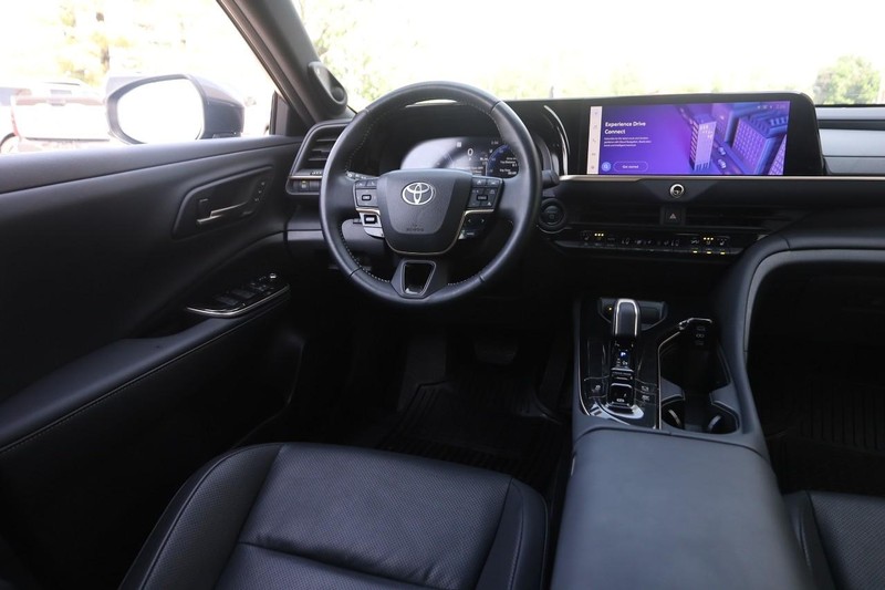 Toyota Crown Vehicle Image 22