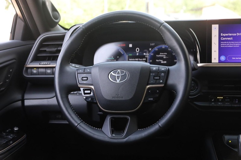 Toyota Crown Vehicle Image 23