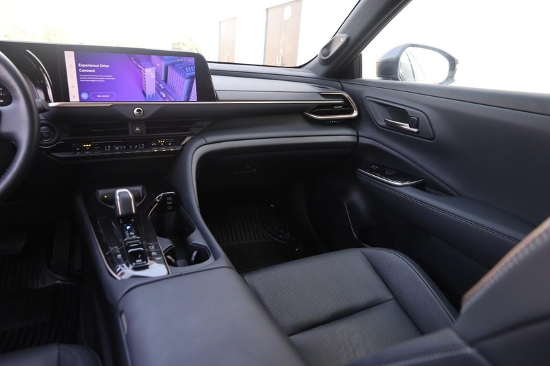 Toyota Crown Vehicle Image 25