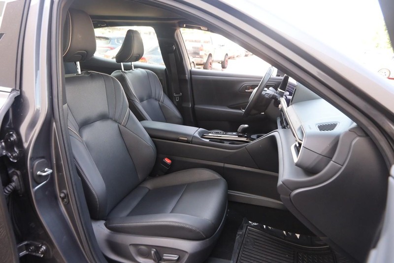 Toyota Crown Vehicle Image 26