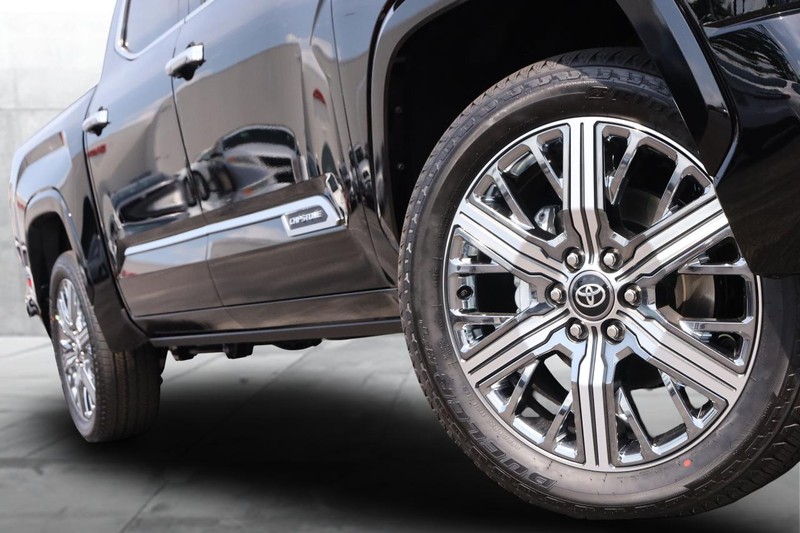 Toyota Tundra 4WD Vehicle Image 03
