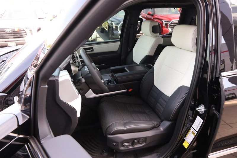 Toyota Tundra 4WD Vehicle Image 10