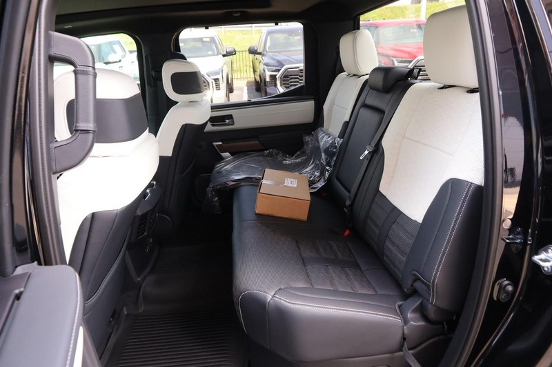 Toyota Tundra 4WD Vehicle Image 11