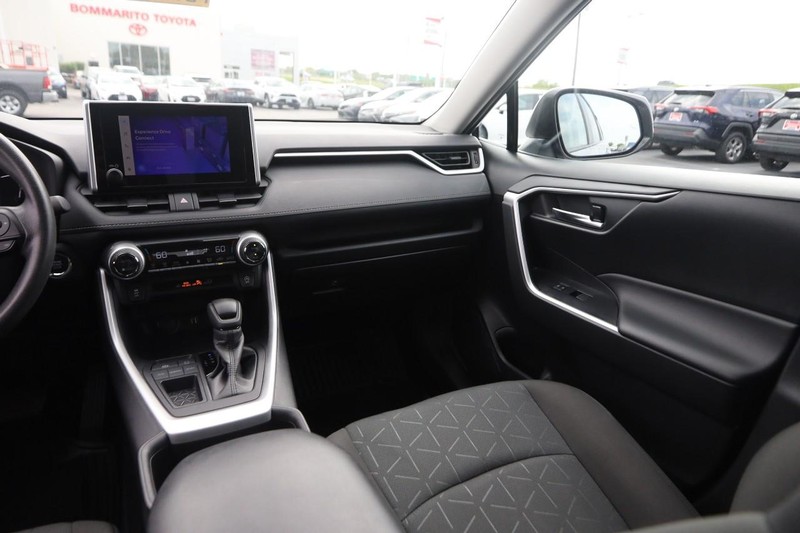 Toyota RAV4 Vehicle Image 24