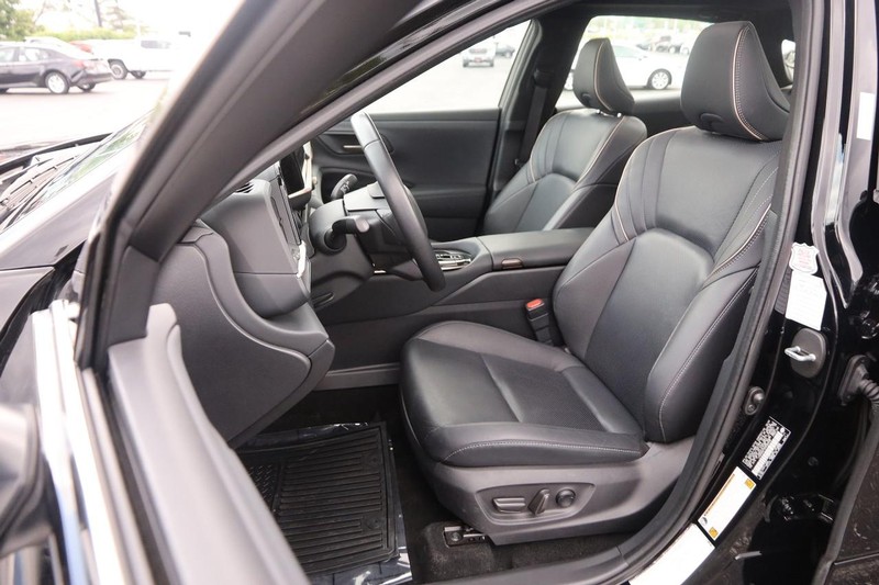 Toyota Crown Vehicle Image 09