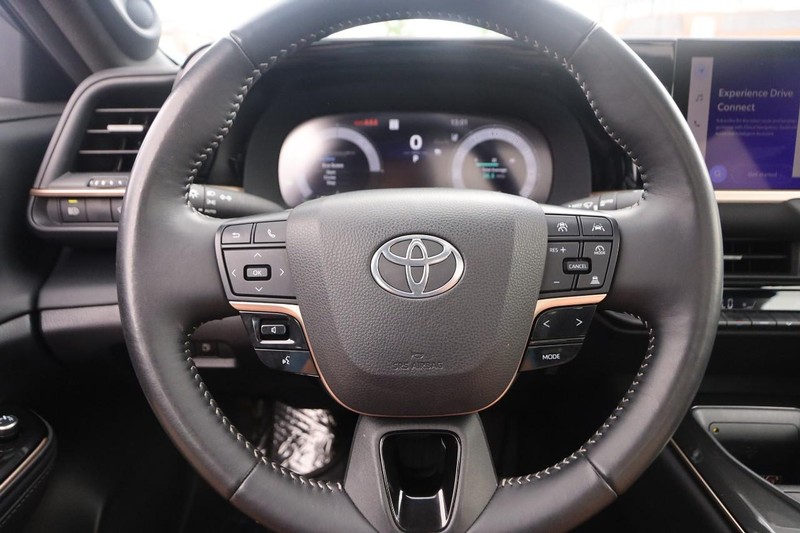 Toyota Crown Vehicle Image 11