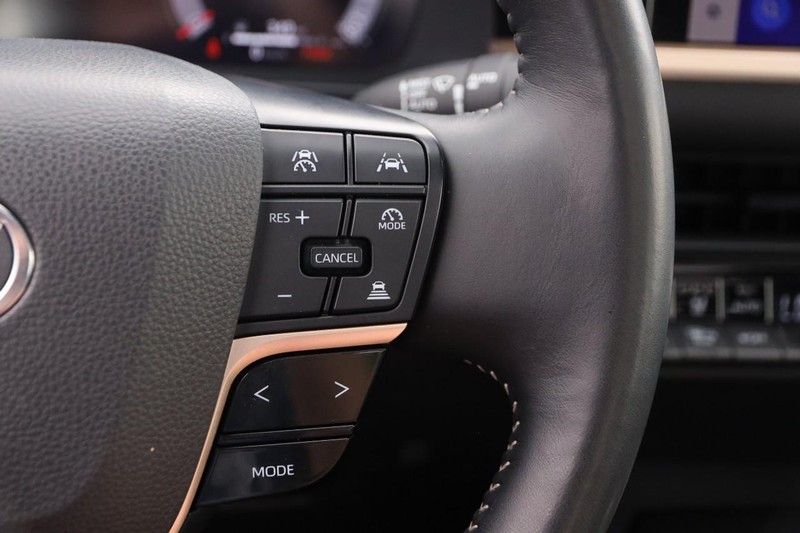 Toyota Crown Vehicle Image 13