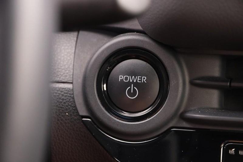 Toyota Crown Vehicle Image 15