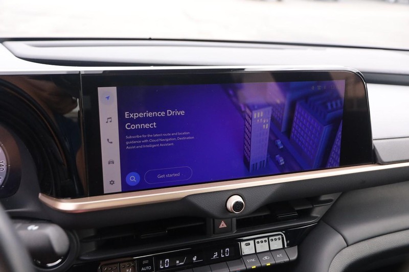 Toyota Crown Vehicle Image 16