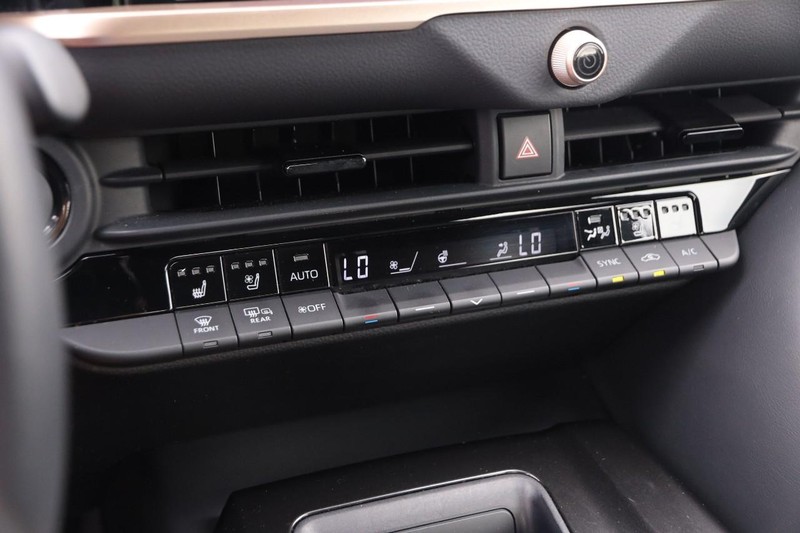 Toyota Crown Vehicle Image 18