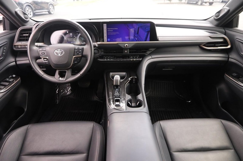 Toyota Crown Vehicle Image 21