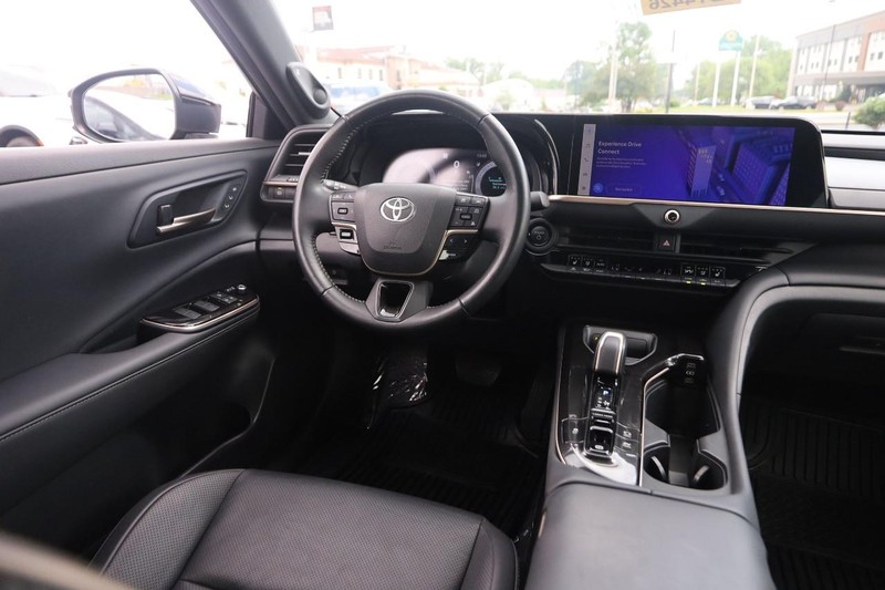 Toyota Crown Vehicle Image 22