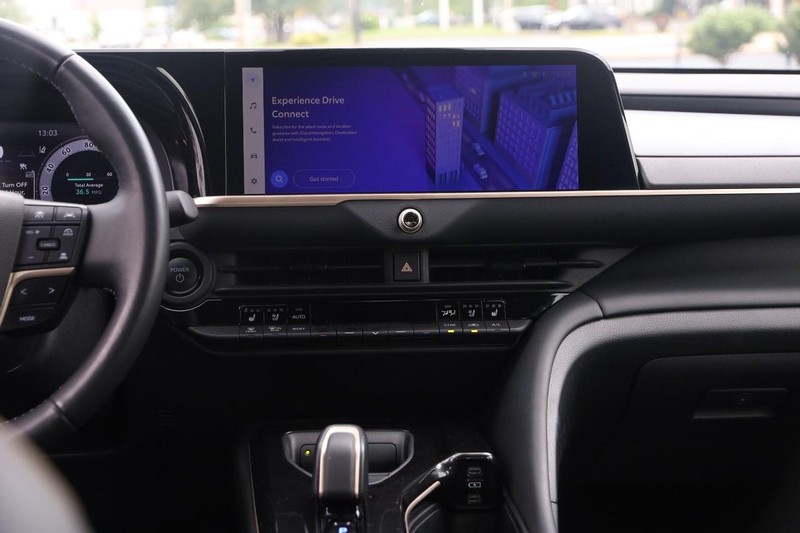 Toyota Crown Vehicle Image 24